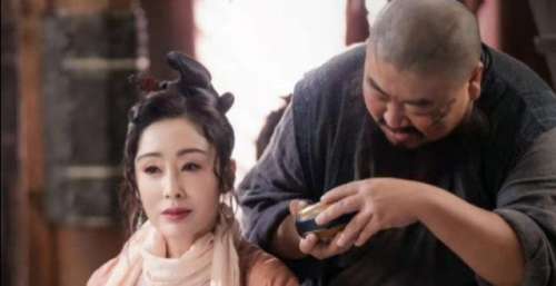 张敏王晶28年后再合作，脸上法令纹太明显，网友：女神也得服老