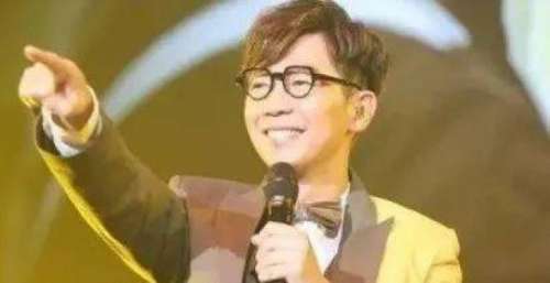 李亚鹤：被儿子带火的他，一开口就是青春