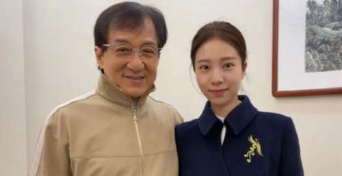 网友晒与成龙合照？头发稀疏发际线后移明显，举止亲密引热议