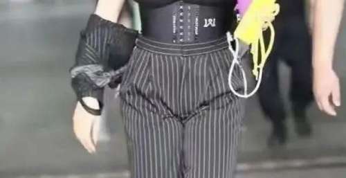 服了钟丽缇！在机场全身防护罩各种秀