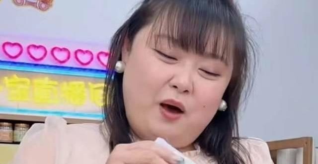 港星陈嘉佳自曝拿到，朝同事展示直呼自豪，带货一年收入高