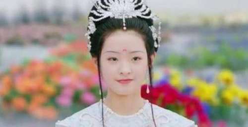 最美小戏骨：现代装比之前更惊艳，果然是全网等她长大的颜值