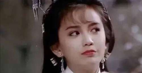 56岁曾华倩素颜逛街被拍，头发稀疏状态差，一代女神终将老去