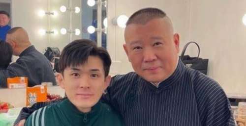 张鹤伦晒后台合影照，六队三对搭档登上相声，真给小白长脸