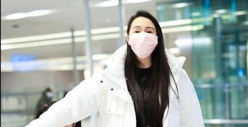 伊能静携女儿赶机场！5岁米粒活泼可爱，看到孩子被拍黑着脸遮挡