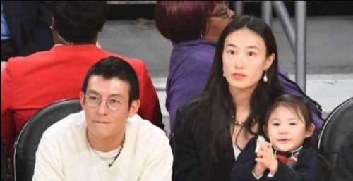 陈冠希全家夏威夷度假，网友晒一家三口合影，Alaia颜值高超可爱