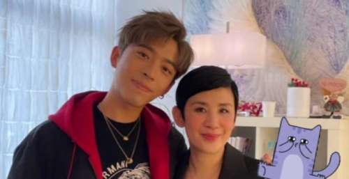 56岁吴君如与异性亲密合照！脐上衣秀小蛮腰，被揽肩满脸笑红润