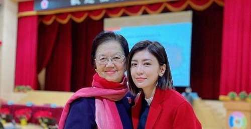 贾静雯罕见晒童年照，小学六年级照片很可爱，30多年长相没变化