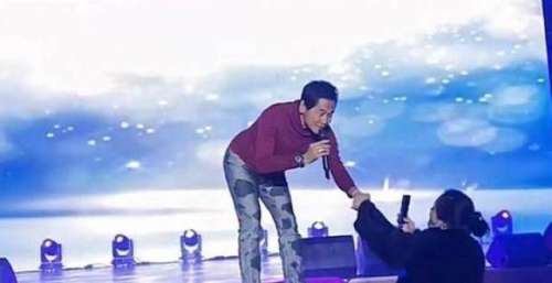 江苏淮安：齐秦舞台献唱，裤子紧身材圆润不少，“小哥真的老了”