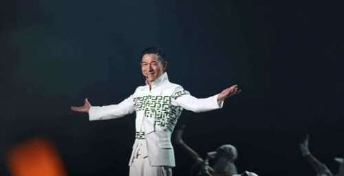 刘德华大秀厨艺，手臂惊现大片血迹，粉丝纷纷留言表示关心