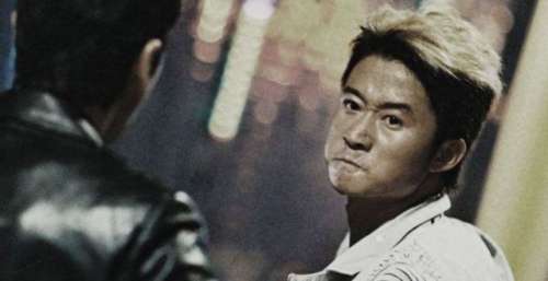 成龙送吴京一件定制夹克，吴京在兜里发现一张卡，忙追问能刷多少钱