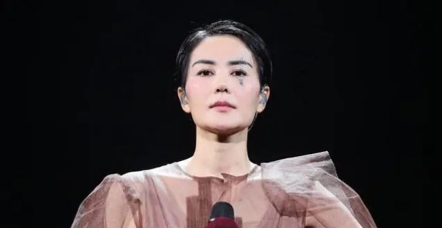 歌手王菲摊上事了，被人举报盗用他人身份
