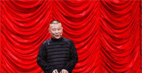 欢乐喜剧人第八季姗姗来迟，从神仙打架到菜鸟互啄，终于吃散伙饭