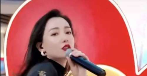 首届超女十强郭娟摆摊直播，商场嗨唱太吵闹，被曝遭投诉后换场地