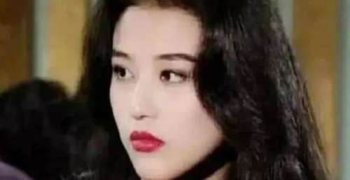 演员周海媚：55岁独居北京，不结婚不生子，不需要男人碍手碍脚