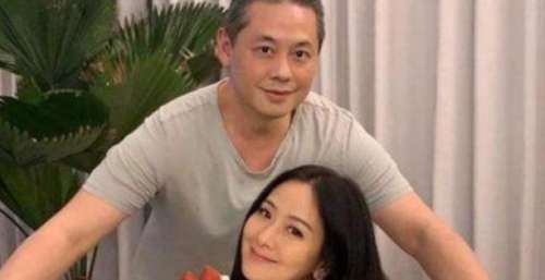 13岁就被富豪一见钟情，苦追6年才修成正果，今与老公同框像父女