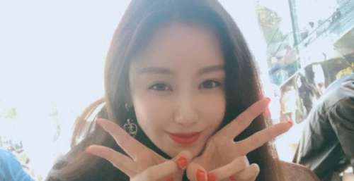 22岁嫁给43岁的吴启华，七年败光5亿，离婚后千万卖掉女儿抚养权