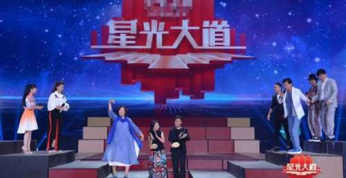 她是《星光大道》最惨冠军，曾在压轴，如今却在街头卖唱？