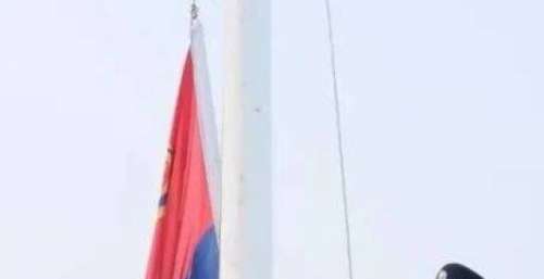 今天，我们以光荣的名义集结在《警旗之下》