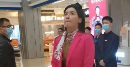 46岁麦家琪穿短裙现身梅州某商场，双腿冻得一直动：电暖扇都没开