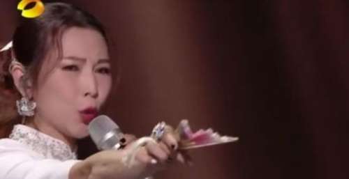 蔡少芬唱戏腔好上头 “一家三口”组合献唱《我是来揍你的》