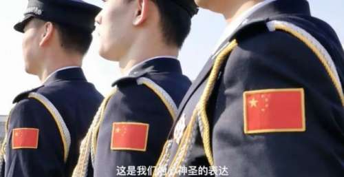 今天，我们以光荣的名义集结在《警旗之下》