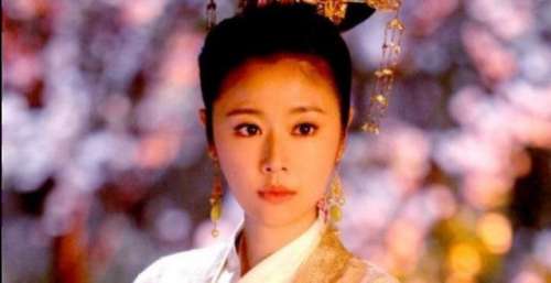 在别的女演员还在争夺“好饼”时，45岁的林心如自己造饼成功了
