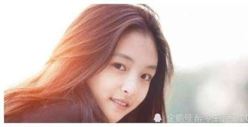 她被称为“校园女生”，追求者众多，参加节目被逼喝尿