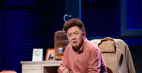 听过于谦讲相声，看过于大爷演舞台剧吗？京味十足的《依然美丽》要来上海了