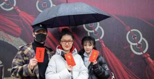 《落花洞·魑魅新娘》拍摄中 演员白柳嫣挑战悬疑题材突破自我