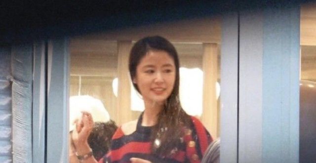 林心如安慰小海豚哭泣的画面：温柔抚摸女儿的头发，眼神充满心疼