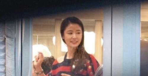 林心如安慰小海豚哭泣的画面：温柔抚摸女儿的头发，眼神充满心疼