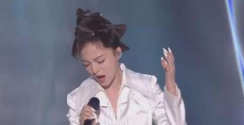 众星年货晚会：鞠婧祎半永久抢镜，张韶涵发型失败，李宇春最大赢家
