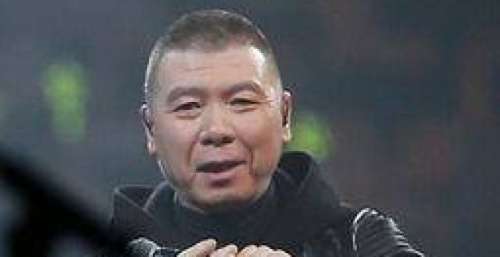 冯小刚饭局照曝光，乖乖被“大佬”搂在怀中，徐帆在旁边不敢插嘴