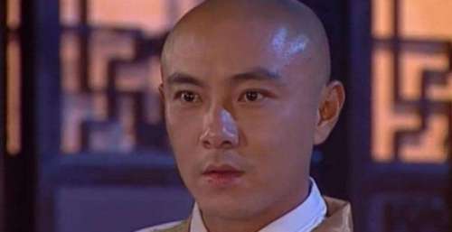 追光吧：张卫健再演机灵小不懂，慢动作走红毯展现演技，爷回青啊