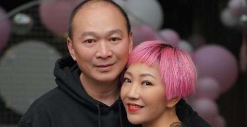 刘嘉玲弟媳举办生日派对，夫妻搂抱在一起出镜，刘妈妈很显年轻