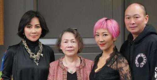 刘嘉玲为弟媳庆生，弟媳染粉发有活力，梁朝伟未出镜