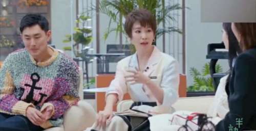 吴京站安全出口4小时陪谢楠跨年，被网友调侃“中国第一望妻石”