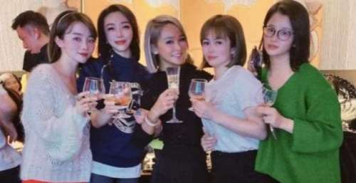 洗米嫂神隐近2个月罕现身！参加派稳站C位，手拿名酒价值数万