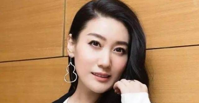 歌唱家谭晶：成名后给年迈的父母补办婚礼，风光背后尽是眼泪