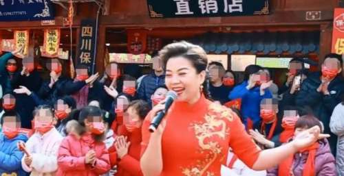 歌唱家张也下乡唱歌引欢呼