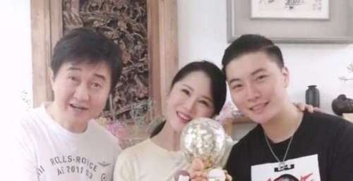付笛生带妻儿直播，一首《知心爱人》唱了一辈子，人气大不如从前