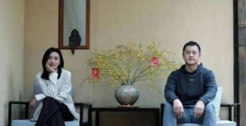 51岁李亚鹏承认再婚，新娘系彝族女模特，交往2年就修成正果