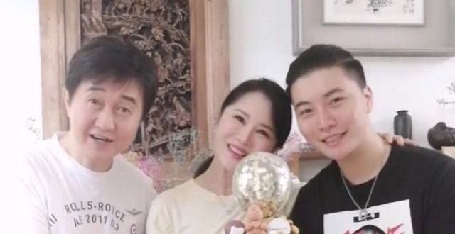 付笛生带妻儿直播，一首《知心爱人》唱了一辈子，人气大不如从前