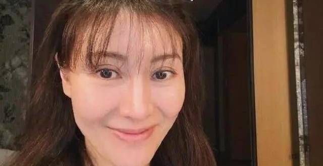 李嘉欣晒近照遭吐槽，和年轻的时候的样子，网友：判若两人