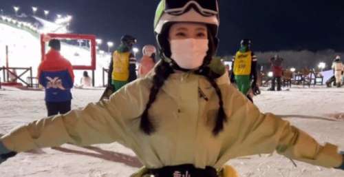 新年新运动，冯提莫秒变运动达人，滑雪服真漂亮