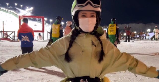 新年新运动，冯提莫秒变运动达人，滑雪服真漂亮