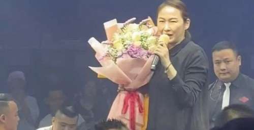 50岁汤宝如现身酒吧演出！皮肤油光唱歌卖力，被众壮汉保镖环绕