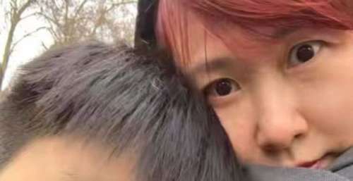 50岁汤宝如近况曝光，素颜现身内地酒吧商演，儿子已14岁却仍未婚