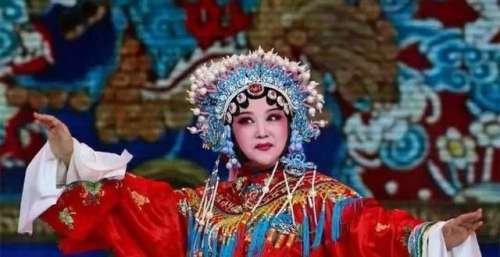《开端》“药婆”不一般，曾经豫剧大放异彩，如今是国家一级演员